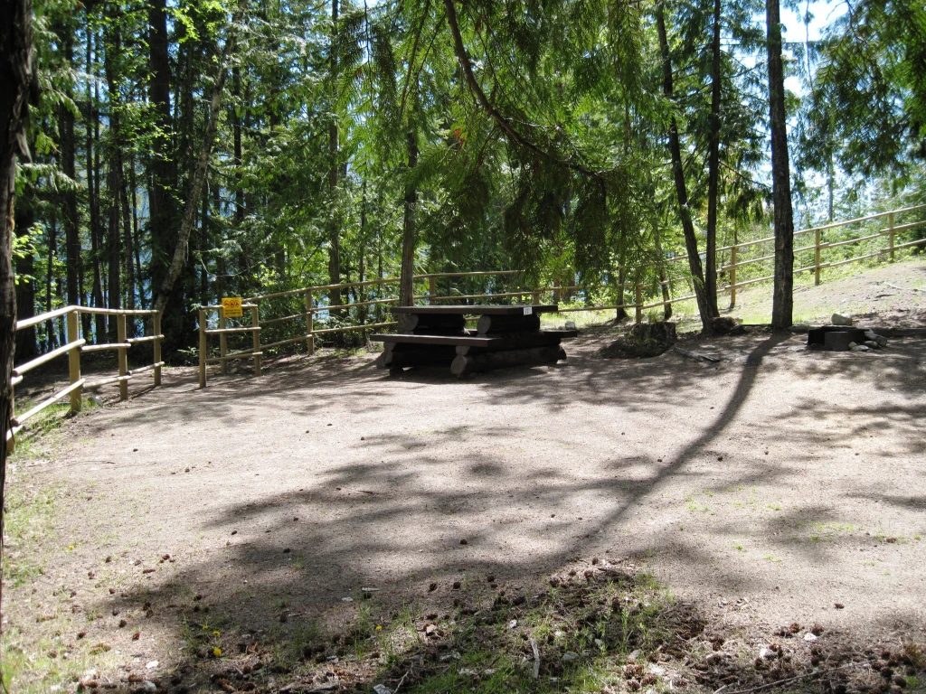 Photo: Recreation Sites and Trails BC. © Province of British Columbia, licensed under the Open Government Licence – British Columbia. Honeymoon Bay, photo 6