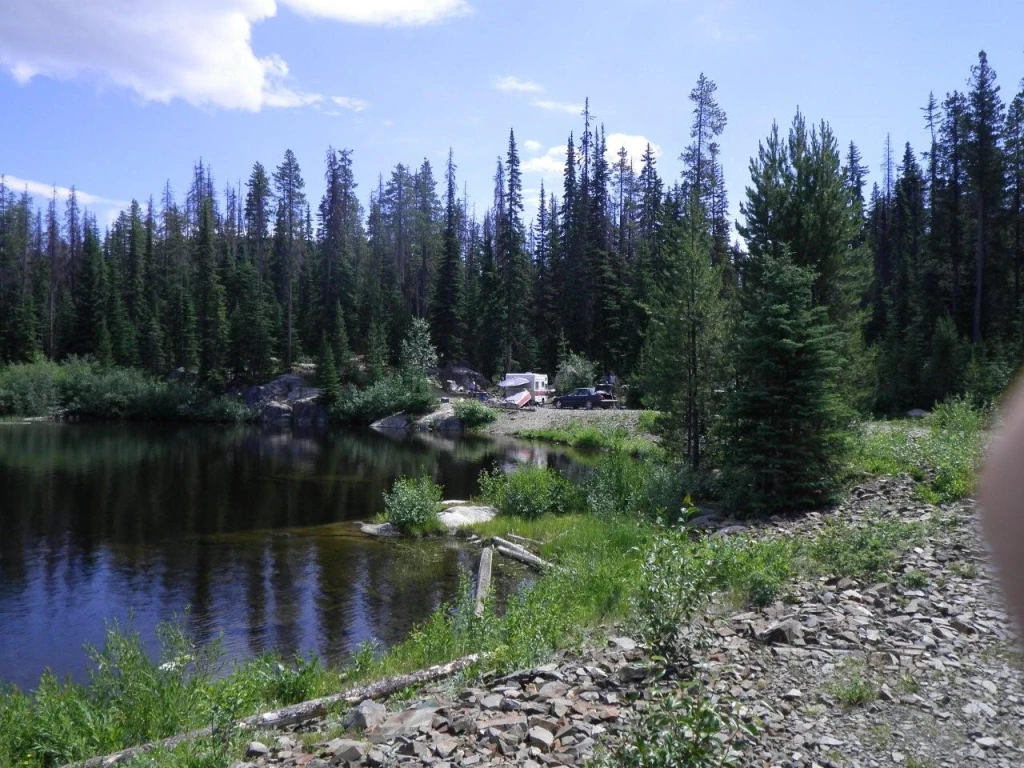 Photo: Recreation Sites and Trails BC. © Province of British Columbia, licensed under the Open Government Licence – British Columbia. Islaht Lake, photo 3