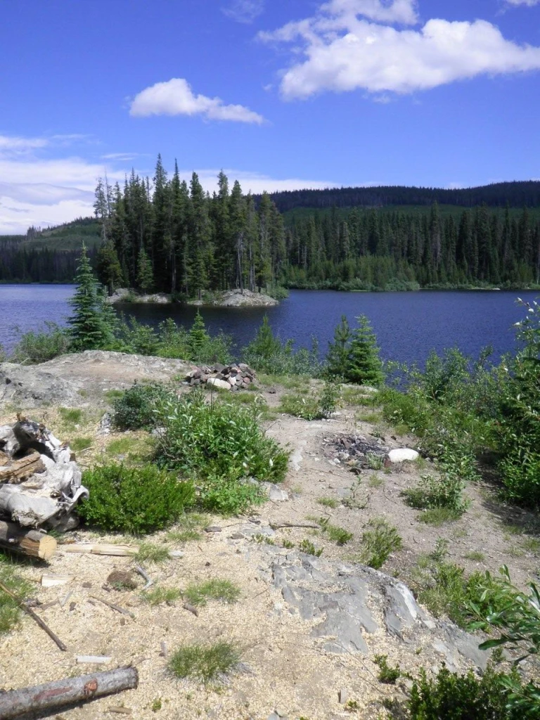 Photo: Recreation Sites and Trails BC. © Province of British Columbia, licensed under the Open Government Licence – British Columbia. Islaht Lake, photo 2