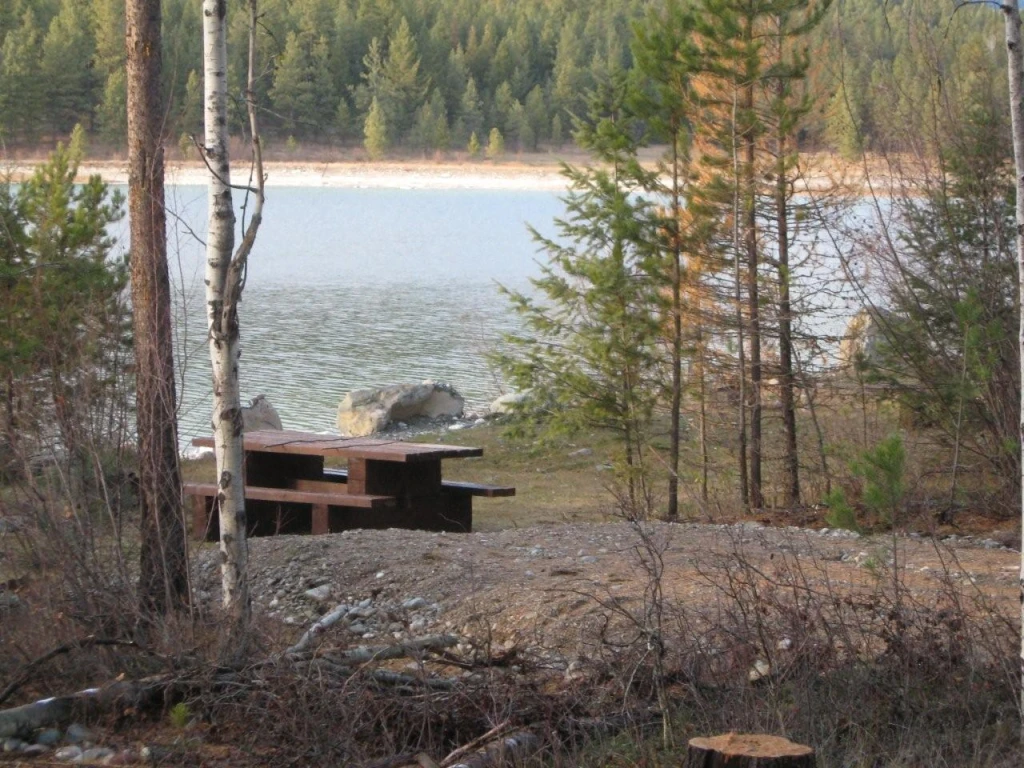 Photo: Recreation Sites and Trails BC. © Province of British Columbia, licensed under the Open Government Licence – British Columbia. Hahas Lake, photo 6