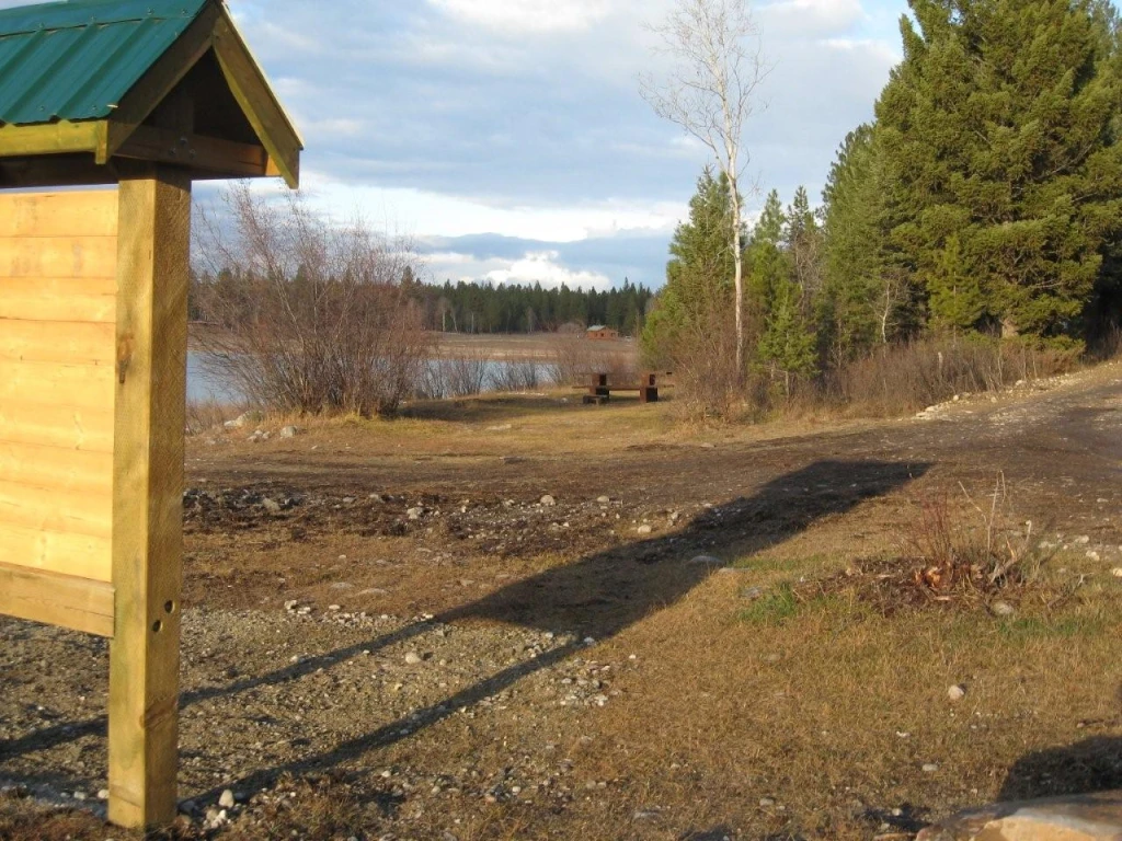 Photo: Recreation Sites and Trails BC. © Province of British Columbia, licensed under the Open Government Licence – British Columbia. Hahas Lake, photo 7