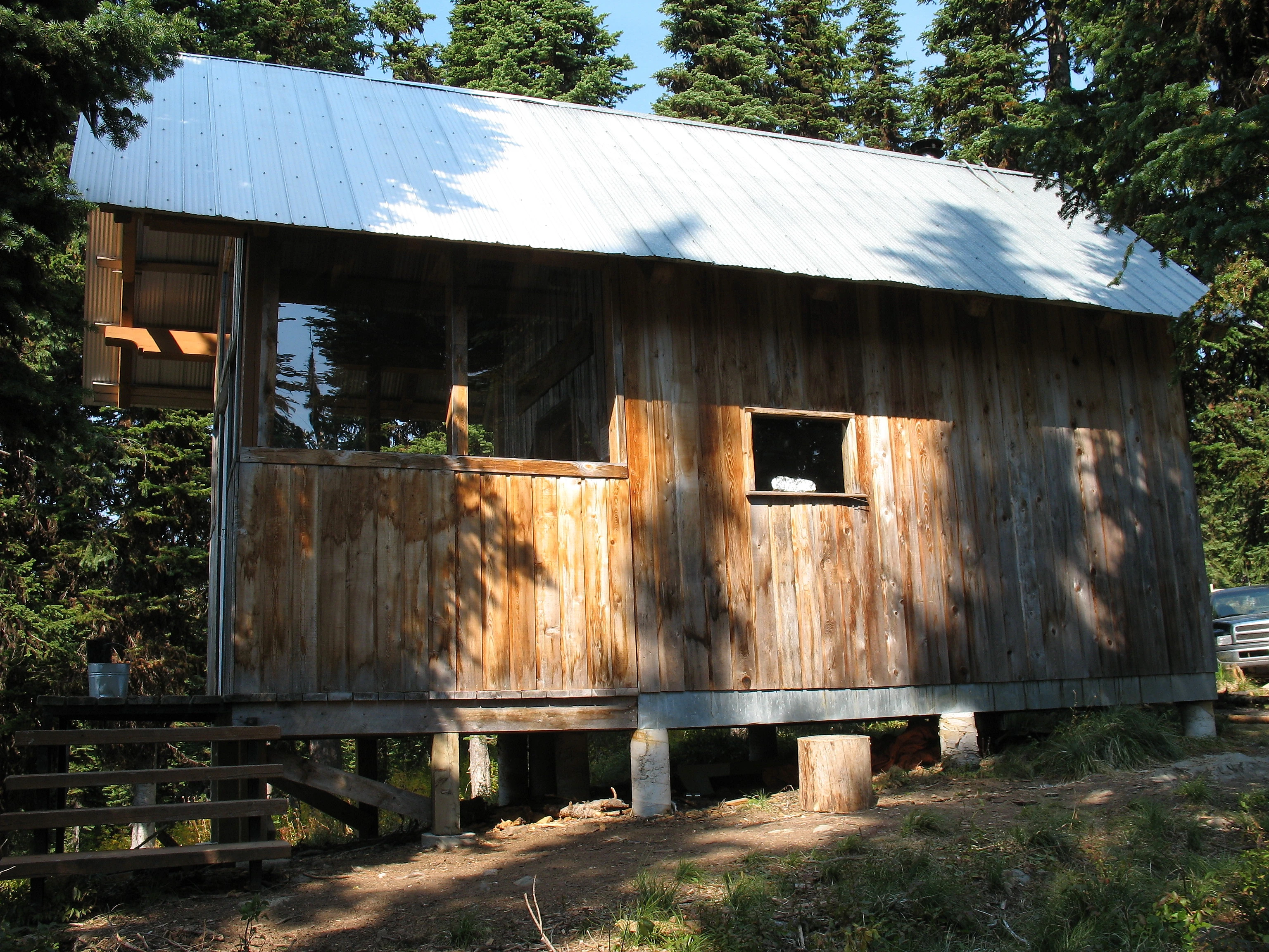 Photo: Recreation Sites and Trails BC. © Province of British Columbia, licensed under the Open Government Licence – British Columbia. RIPPLE / LIGHTNING CABINS