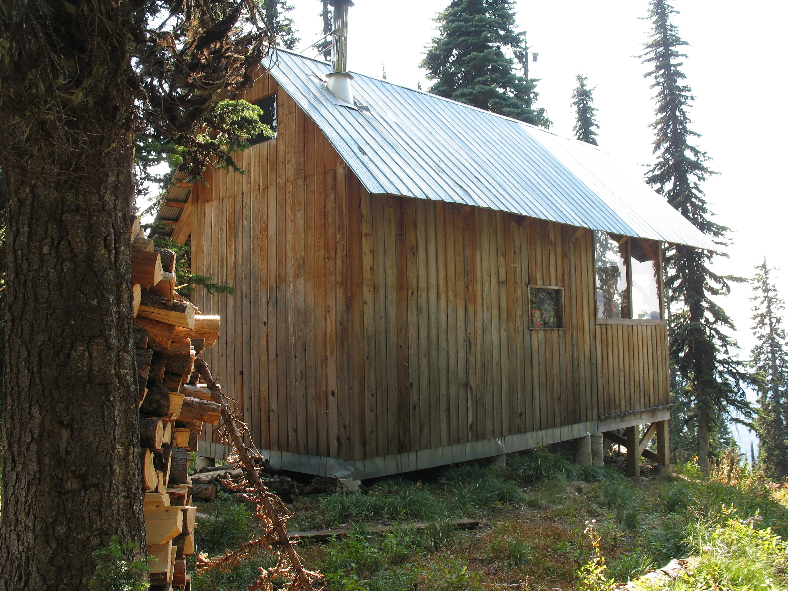 Photo: Recreation Sites and Trails BC. © Province of British Columbia, licensed under the Open Government Licence – British Columbia. RIPPLE / LIGHTNING CABINS, photo 3