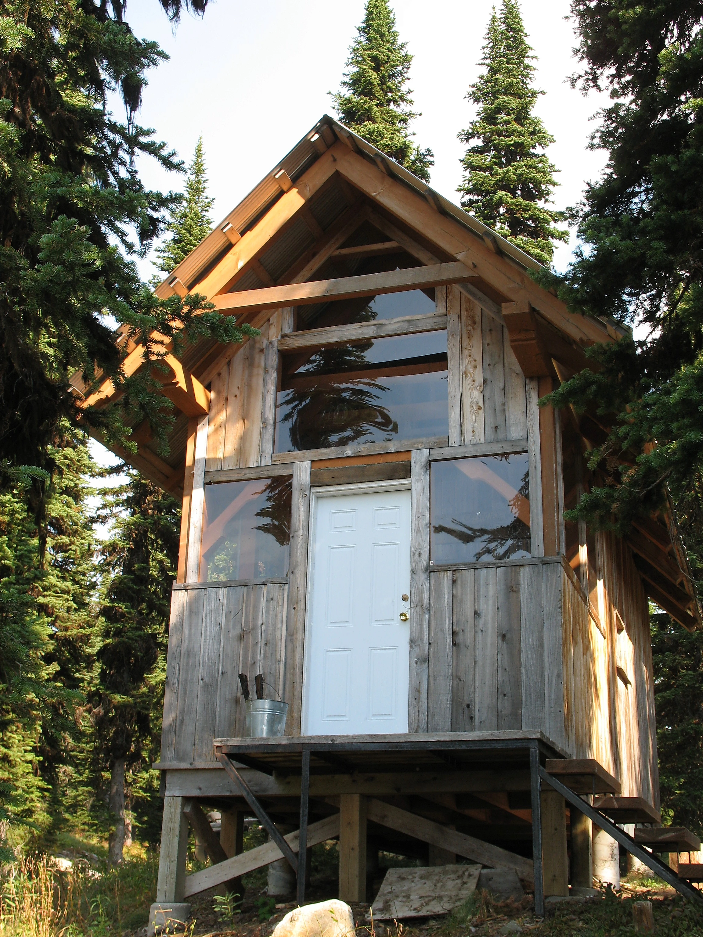 Photo: Recreation Sites and Trails BC. © Province of British Columbia, licensed under the Open Government Licence – British Columbia. RIPPLE / LIGHTNING CABINS, photo 2