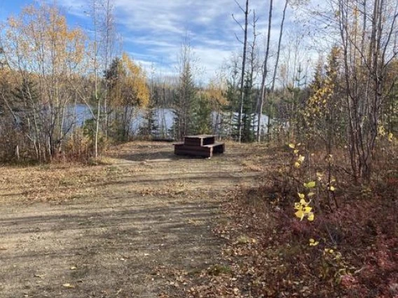 Photo: Recreation Sites and Trails BC. © Province of British Columbia, licensed under the Open Government Licence – British Columbia. Windy Point Lake, photo 2