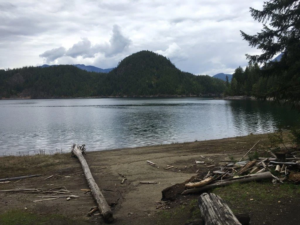 Photo: Recreation Sites and Trails BC. © Province of British Columbia, licensed under the Open Government Licence – British Columbia. Twin Bays Site, photo 4