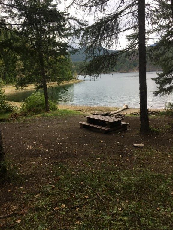 Photo: Recreation Sites and Trails BC. © Province of British Columbia, licensed under the Open Government Licence – British Columbia. Twin Bays Site, photo 5
