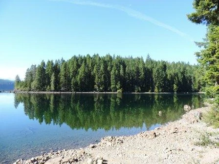 Photo: Recreation Sites and Trails BC. © Province of British Columbia, licensed under the Open Government Licence – British Columbia. Burnt Beach