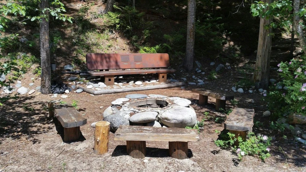 Photo: Recreation Sites and Trails BC. © Province of British Columbia, licensed under the Open Government Licence – British Columbia. Loseth Memorial, photo 5