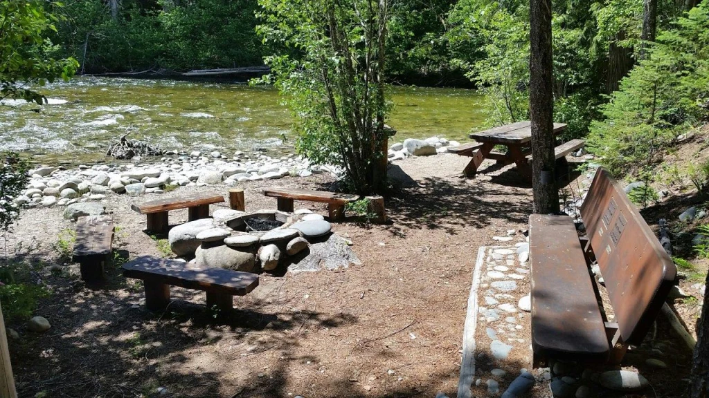 Photo: Recreation Sites and Trails BC. © Province of British Columbia, licensed under the Open Government Licence – British Columbia. Loseth Memorial, photo 6