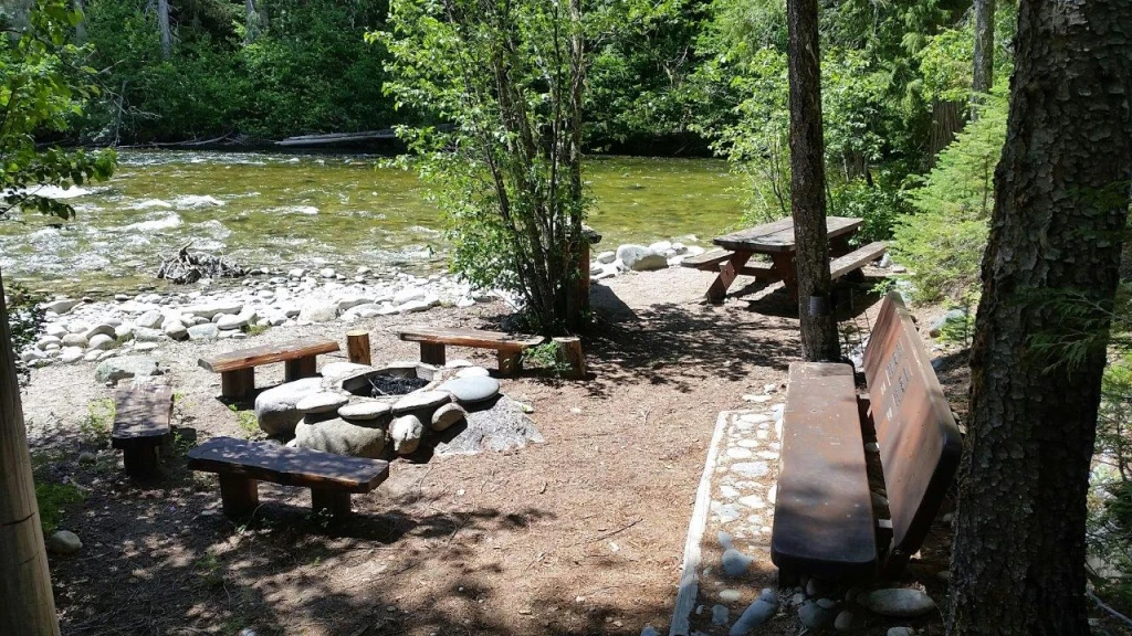 Photo: Recreation Sites and Trails BC. © Province of British Columbia, licensed under the Open Government Licence – British Columbia. Loseth Memorial, photo 2