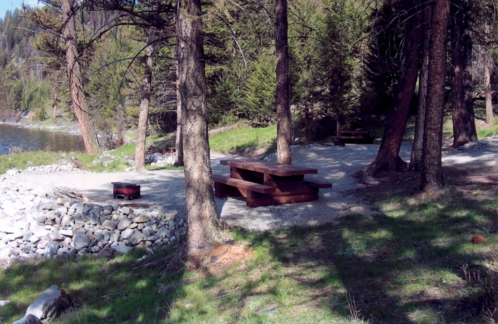 Photo: Recreation Sites and Trails BC. © Province of British Columbia, licensed under the Open Government Licence – British Columbia. Bleeker Lake, photo 4
