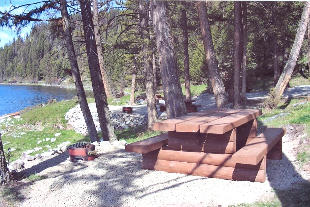 Photo: Recreation Sites and Trails BC. © Province of British Columbia, licensed under the Open Government Licence – British Columbia. Bleeker Lake