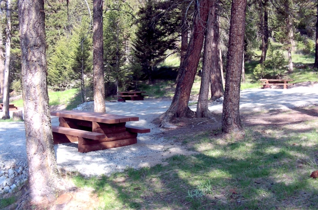 Photo: Recreation Sites and Trails BC. © Province of British Columbia, licensed under the Open Government Licence – British Columbia. Bleeker Lake, photo 2